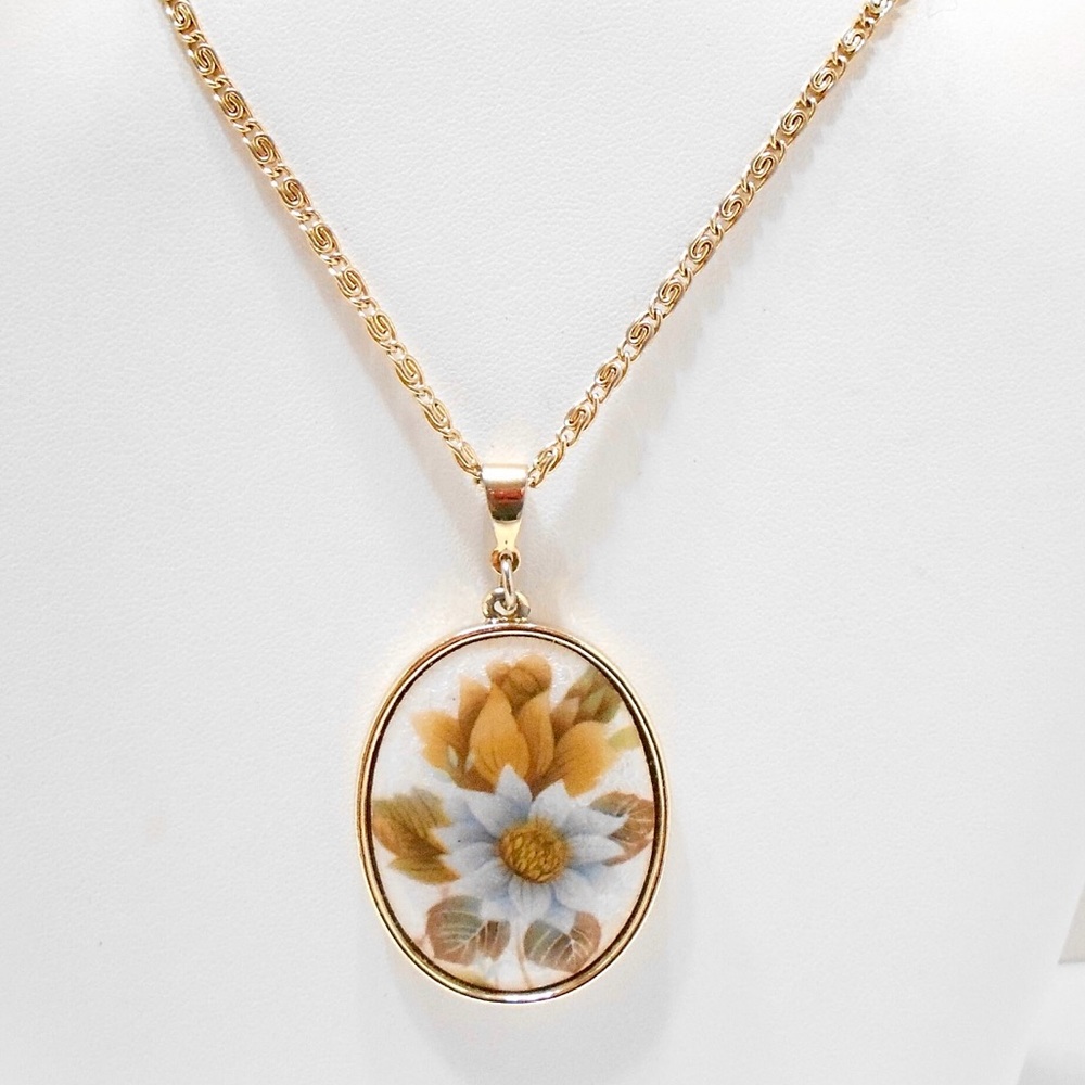 Vintage Sarah Coventry Gold Tone Flower Motif Pendant Chain Necklace Signed